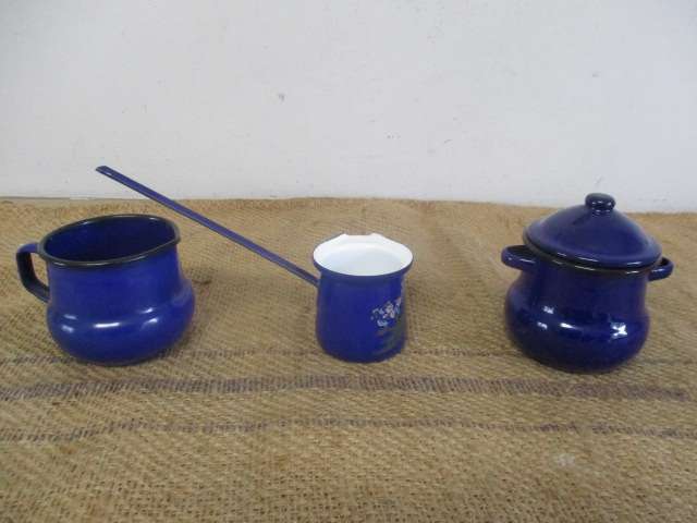 Nice Vintage Trio Old Fashioned Blue Enamelware Set