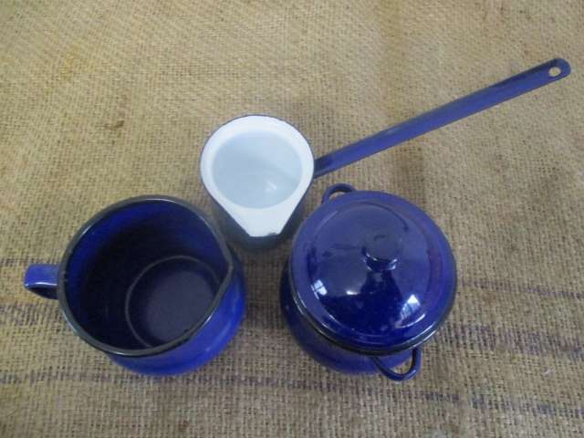 Nice Vintage Trio Old Fashioned Blue Enamelware Set