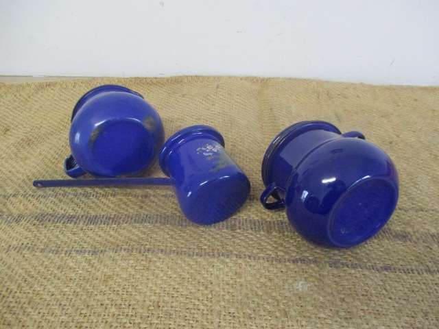Nice Vintage Trio Old Fashioned Blue Enamelware Set