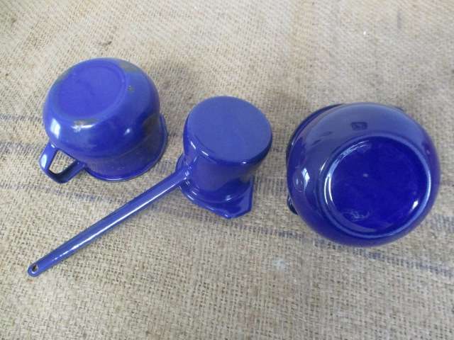 Nice Vintage Trio Old Fashioned Blue Enamelware Set