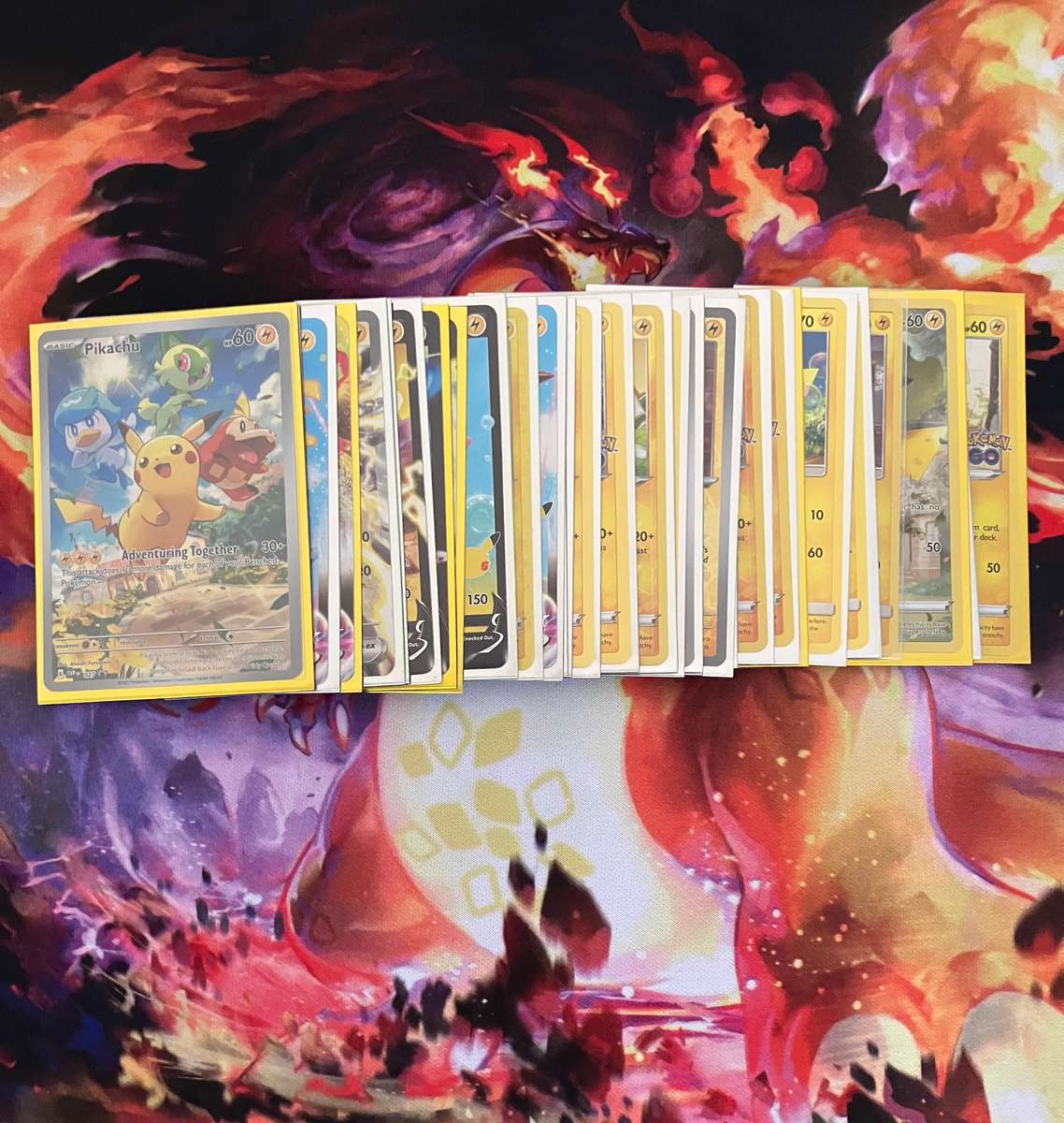 Pokemon: Bundle of 32 Pikachu cards
