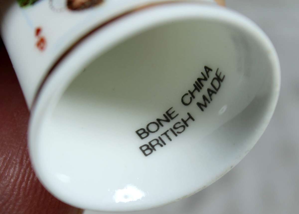 Bone China thimble - Queen of hearts