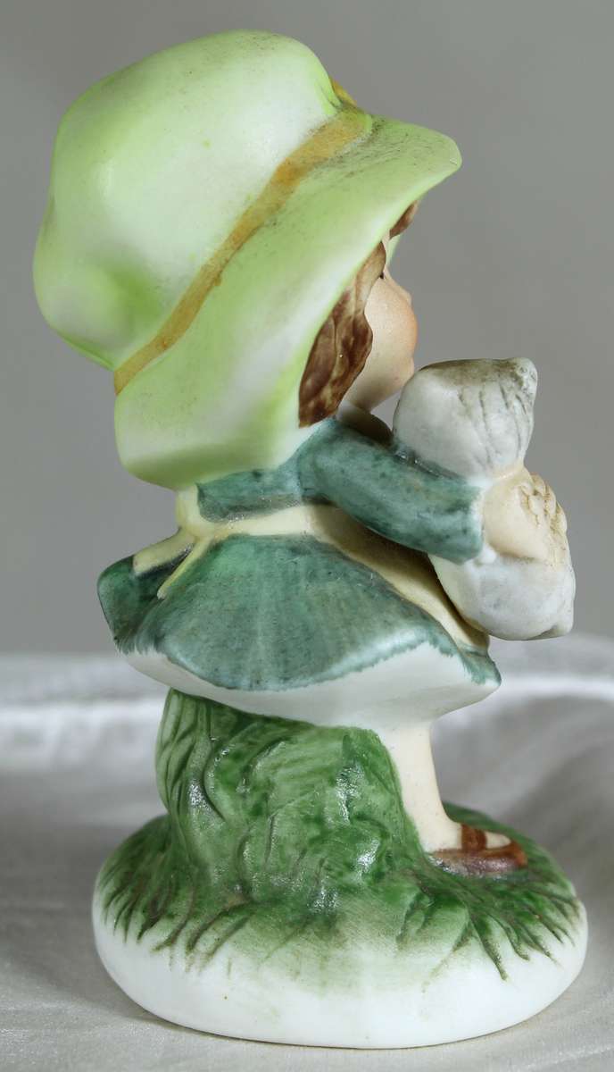 Little girl with a kitty