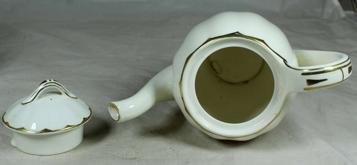 Grindley - Cream petal tea pot - Gold trim