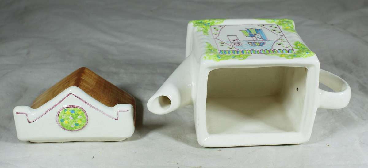 Ornamental porcelain kettle, Biggie Best shop