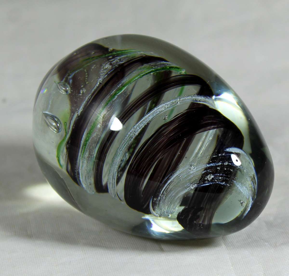 Glass egg with swirl pattern