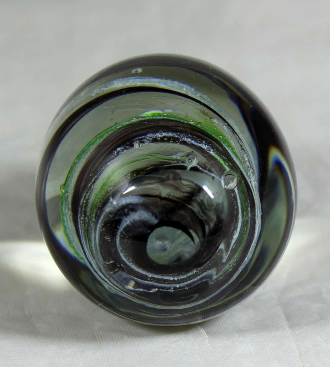 Glass egg with swirl pattern