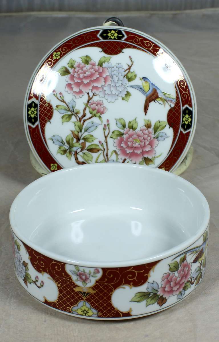 Imari style powder compact