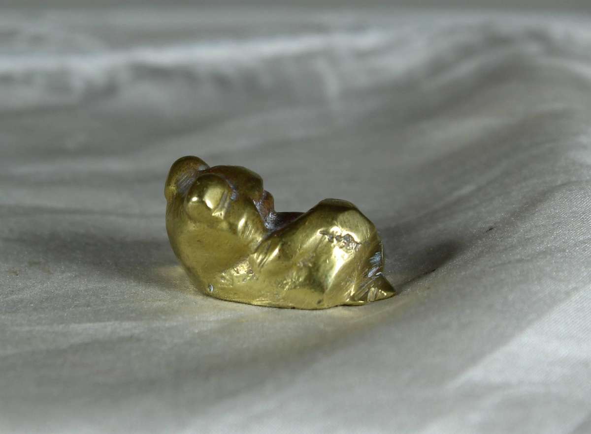 Miniature brass reclining frog