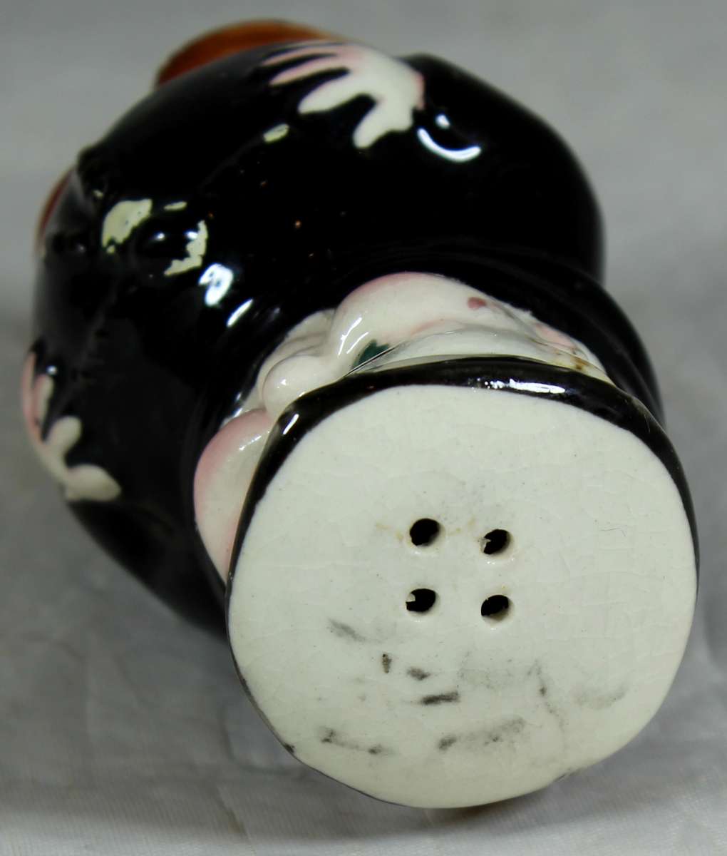 Pot belly salt dispenser