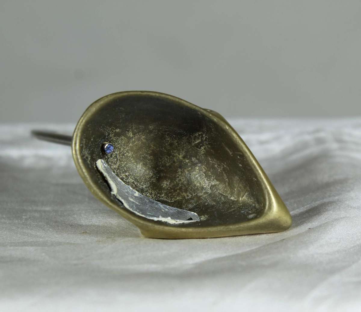 Miniature brass mouse with a tall brass tail