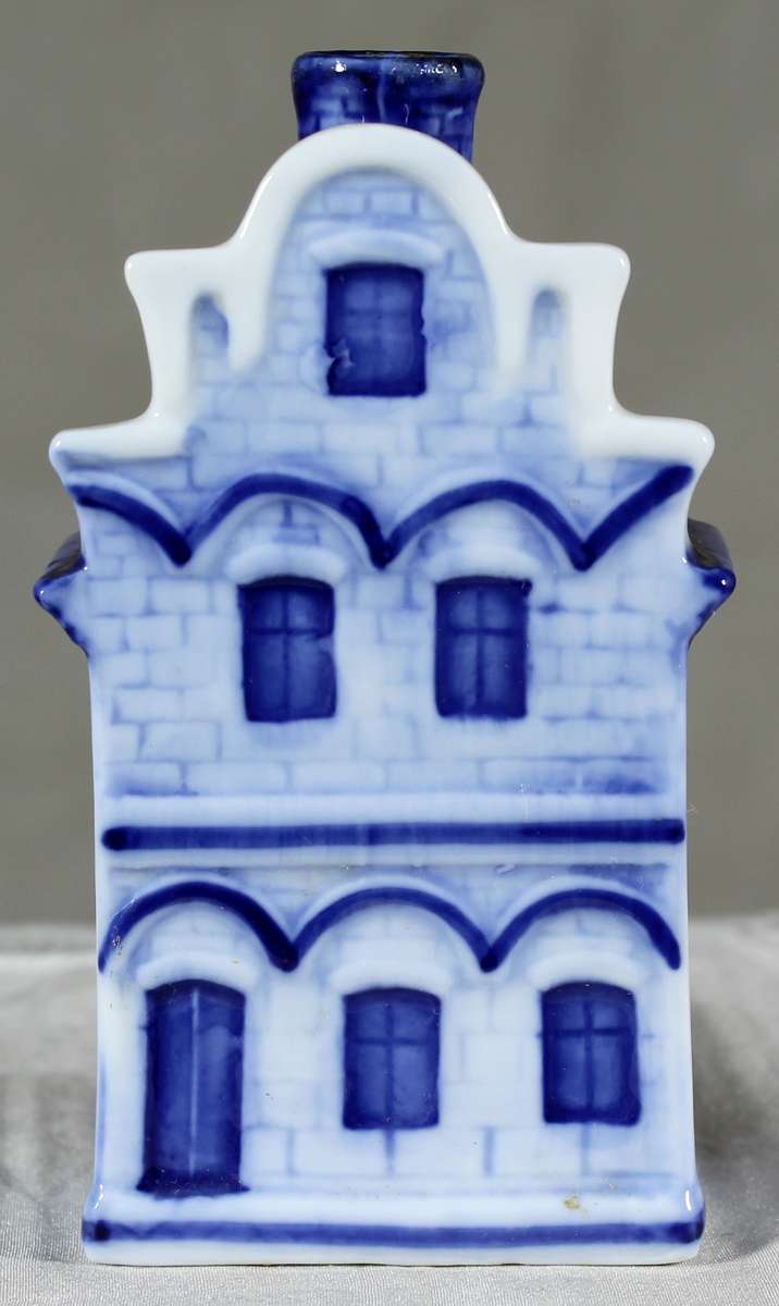 Blue and white Dutch house - empty