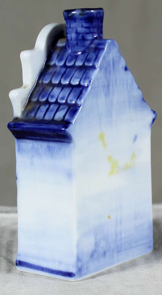 Blue and white Dutch house - empty