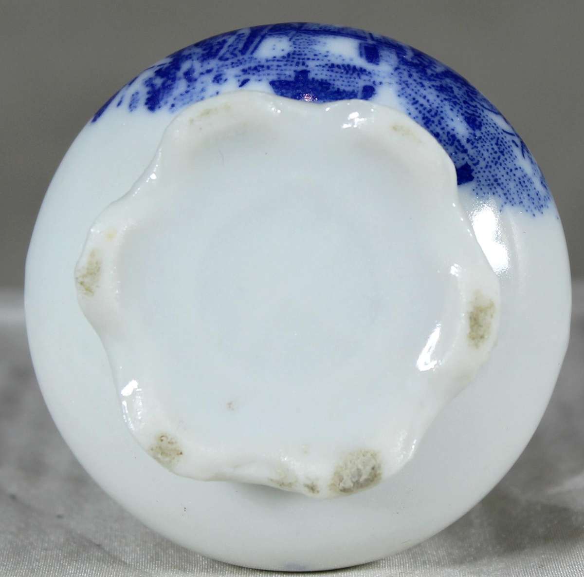 Small Dutch themed scroll handle vase