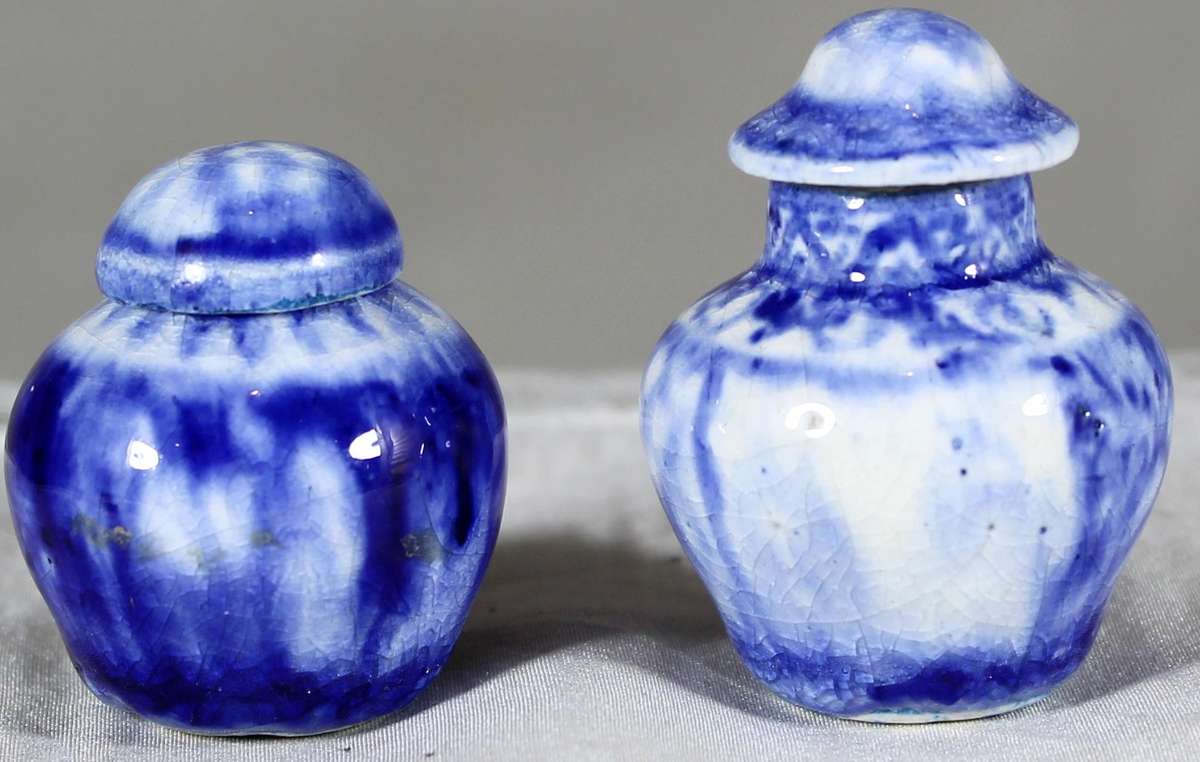 Titania potteries - Pair of miniature vases