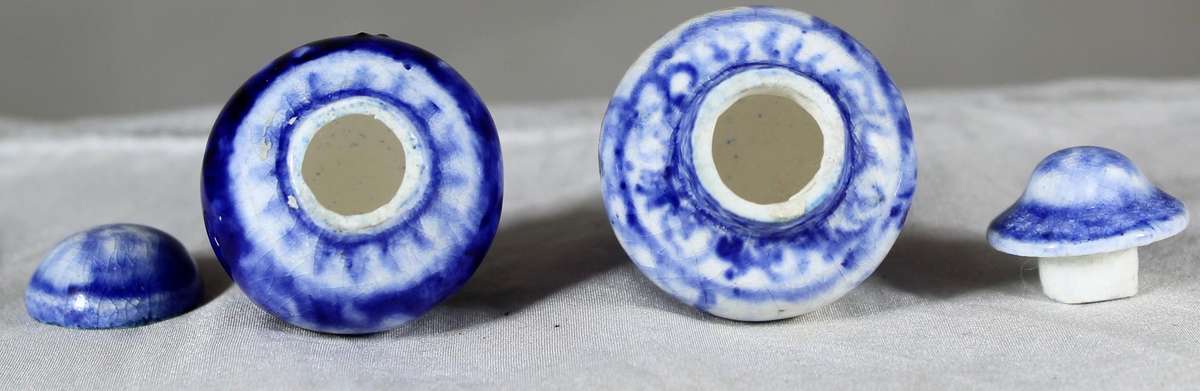 Titania potteries - Pair of miniature vases