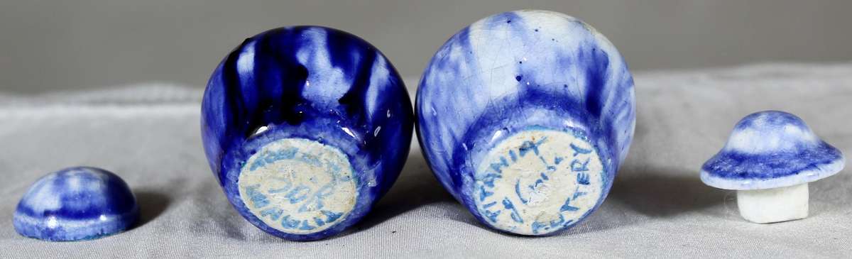 Titania potteries - Pair of miniature vases
