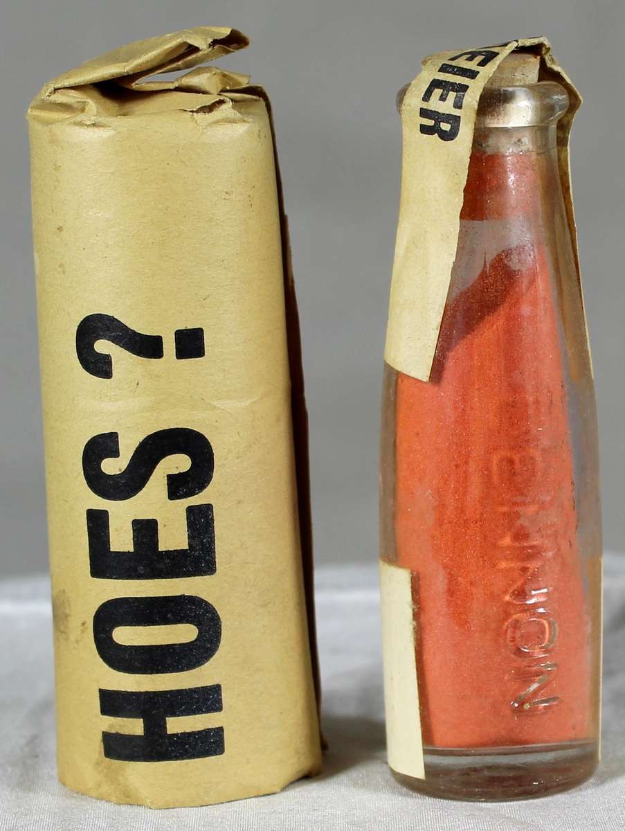 Mini medicine bottle - Lennon Rooipoeier