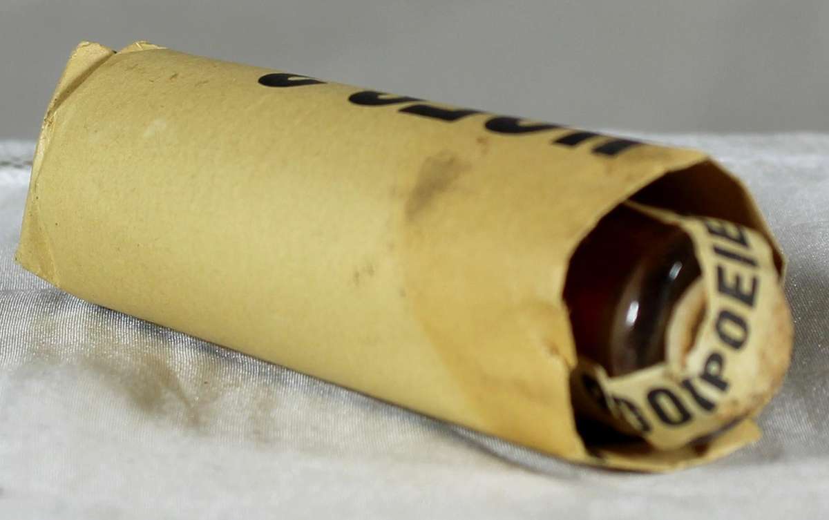 Mini medicine bottle - Lennon Rooipoeier