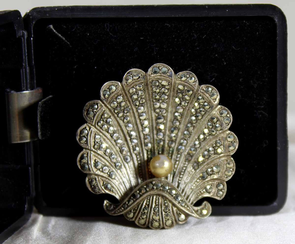 Vintage shell shaped marcasite brooch - sterling silver