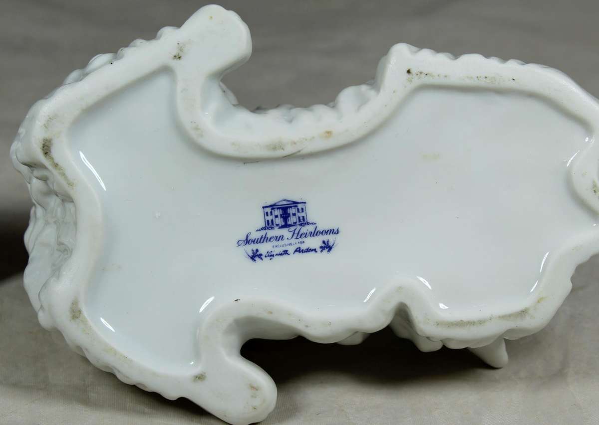 Elizabeth Arden - Southern Heirlooms - playful cat