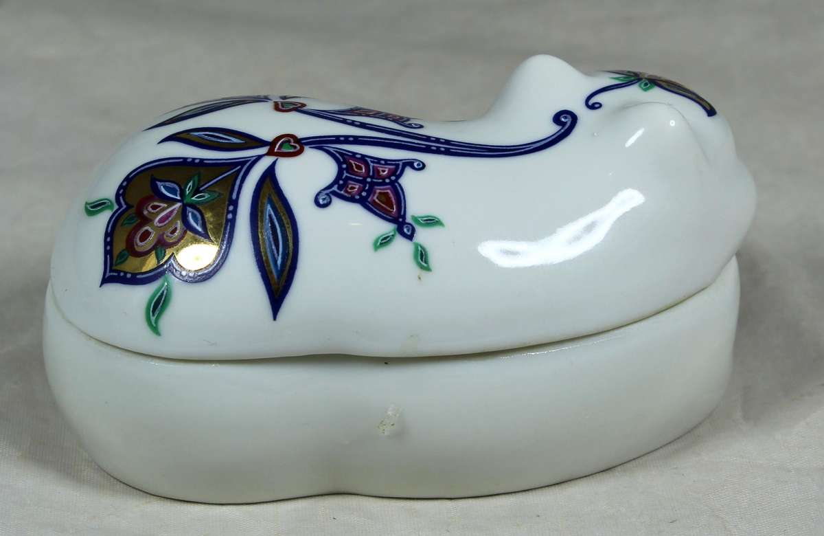 Elizabeth Arden - Byzantium - lidded cat trinket holder
