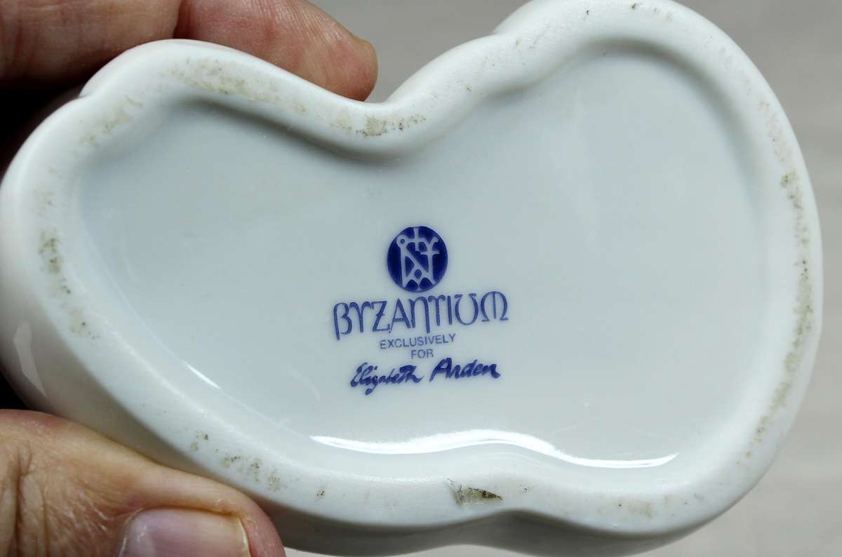 Elizabeth Arden - Byzantium - lidded cat trinket holder