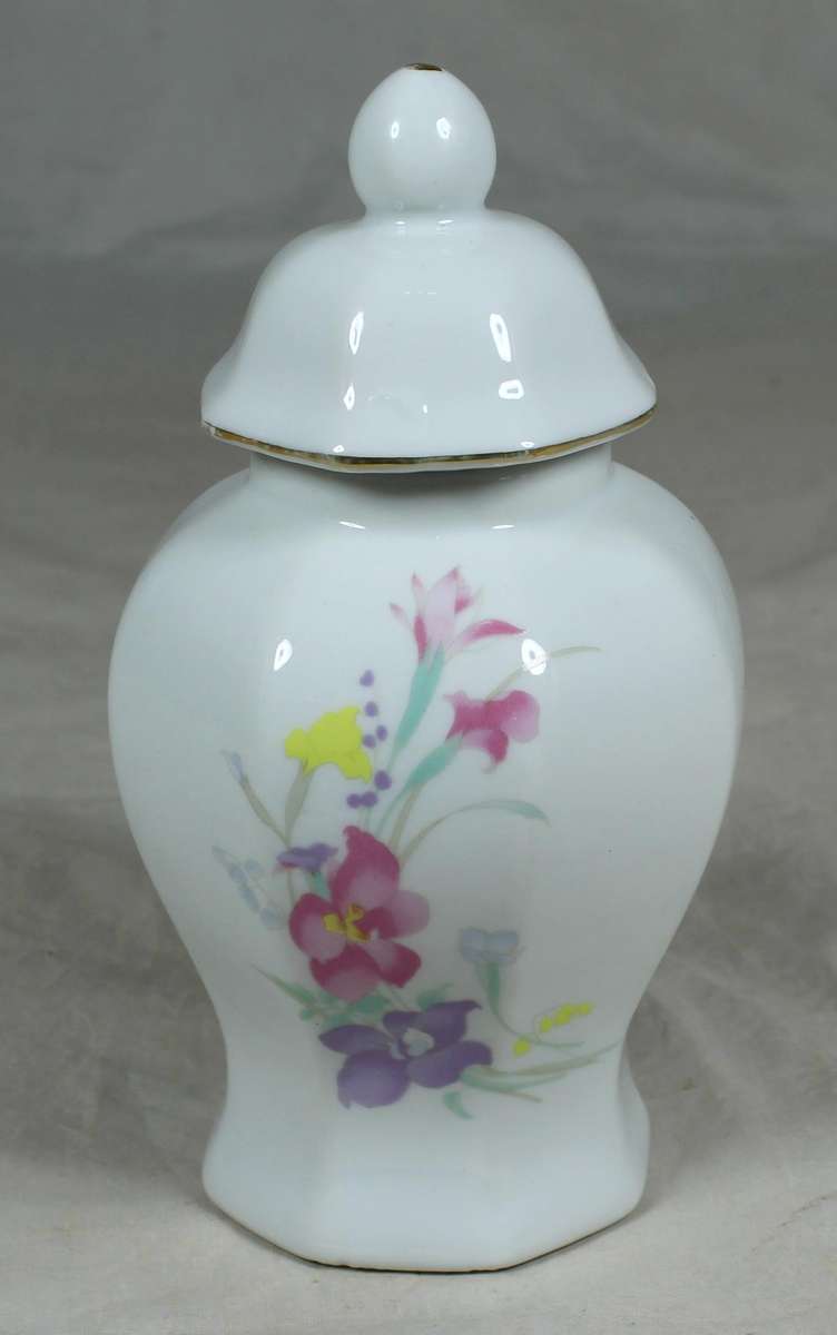 Small porcelain lidded vase