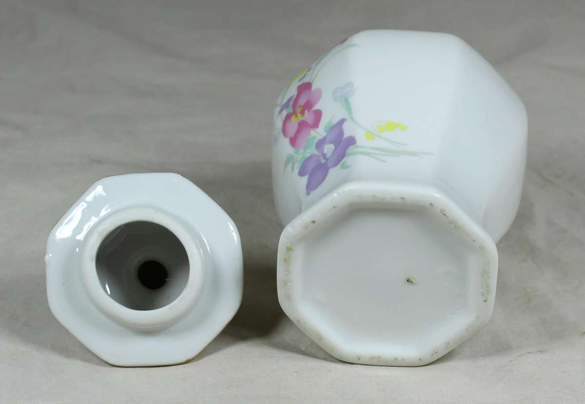 Small porcelain lidded vase