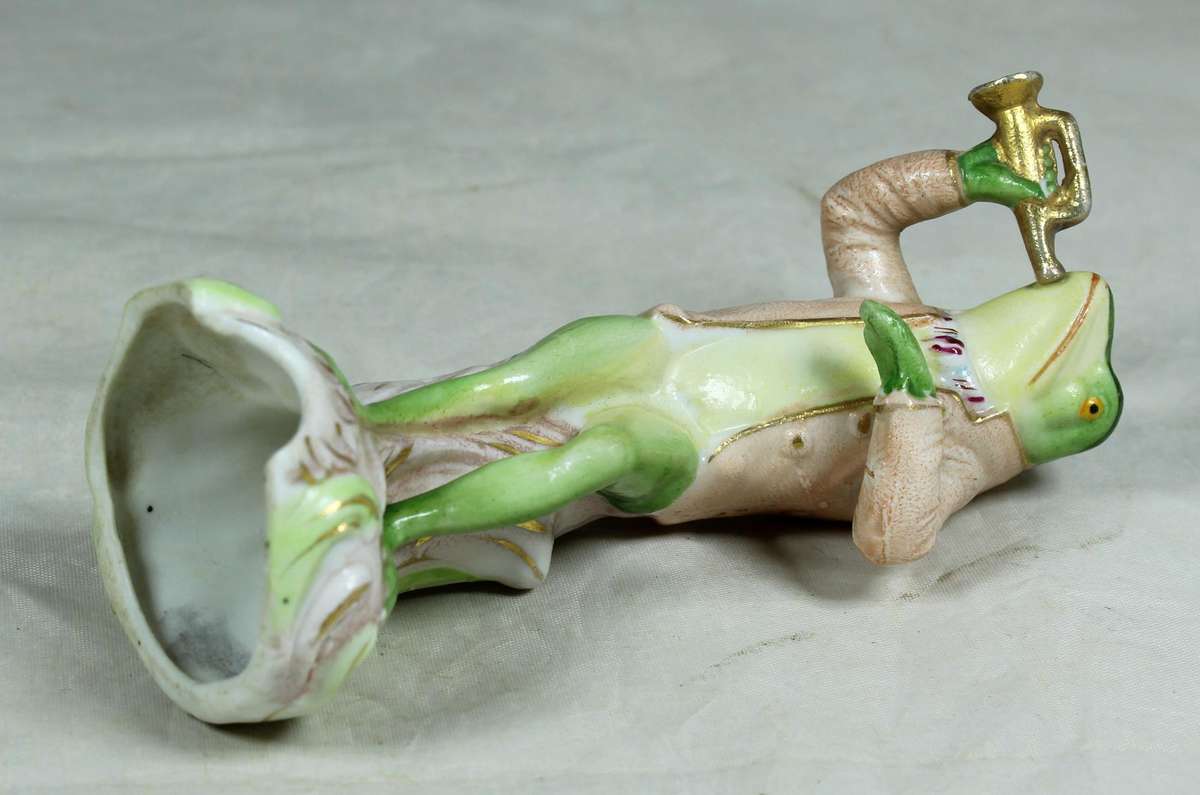 Froggie playing trumpet