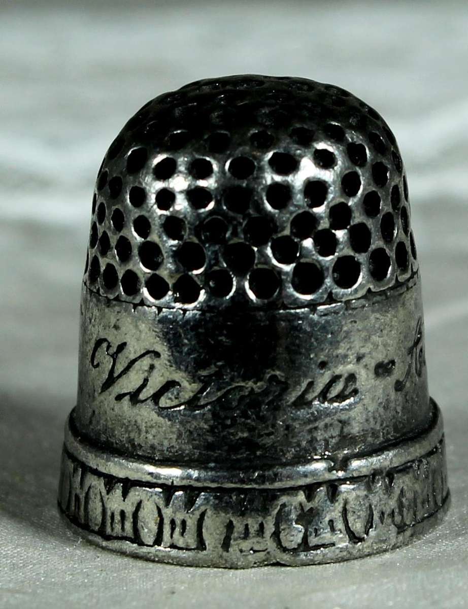 Metal thimble reproduction - Pewter - Queen Victoria & Prince Albert commemorative