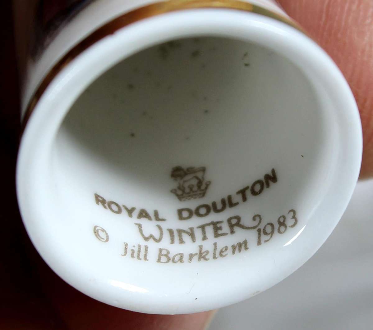 Bone China thimble - Royal Doulton Winter - Jill Barklem 1983 - Clover toasting bread