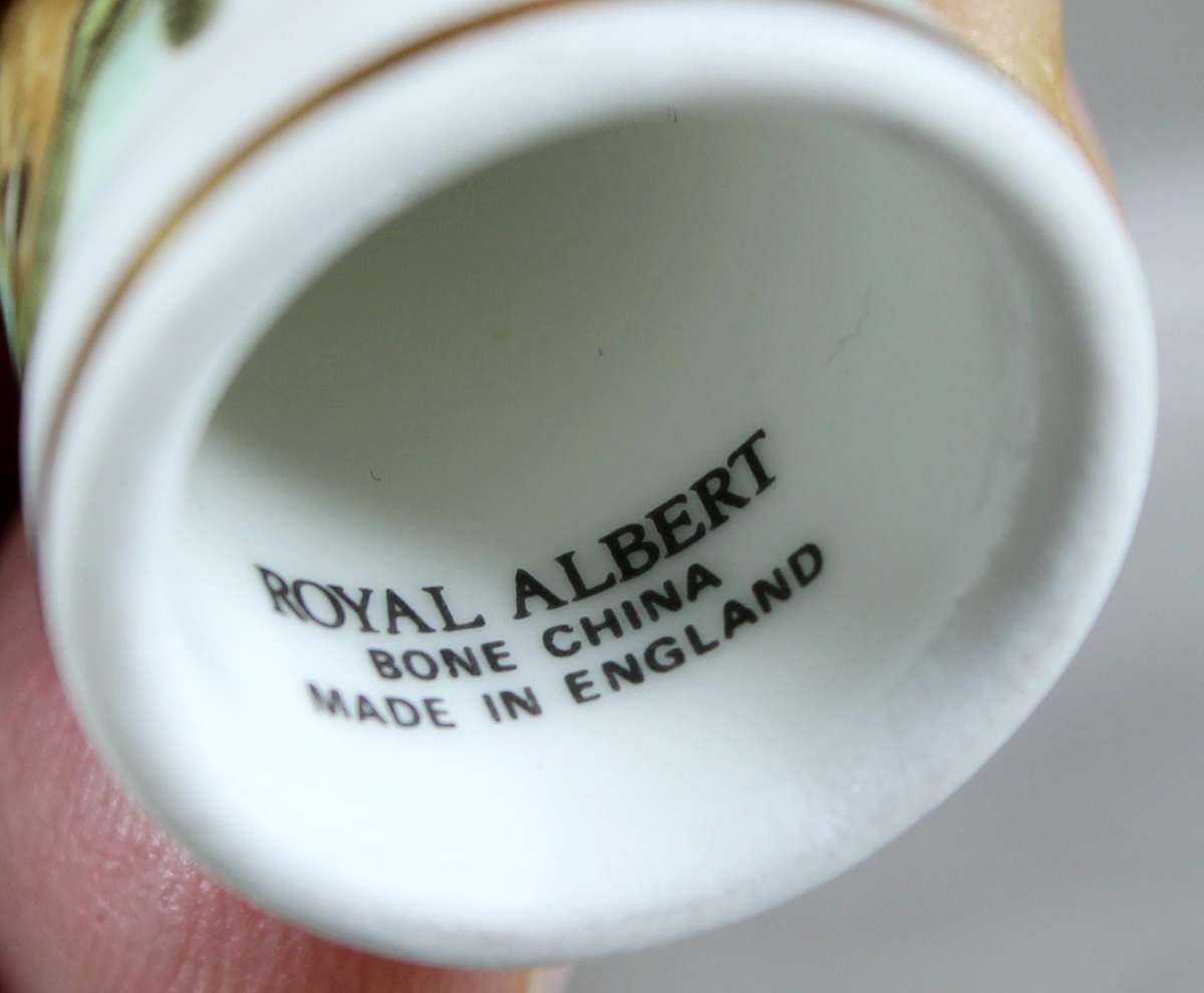 Bone China thimble - Royal Albert - Squirrels