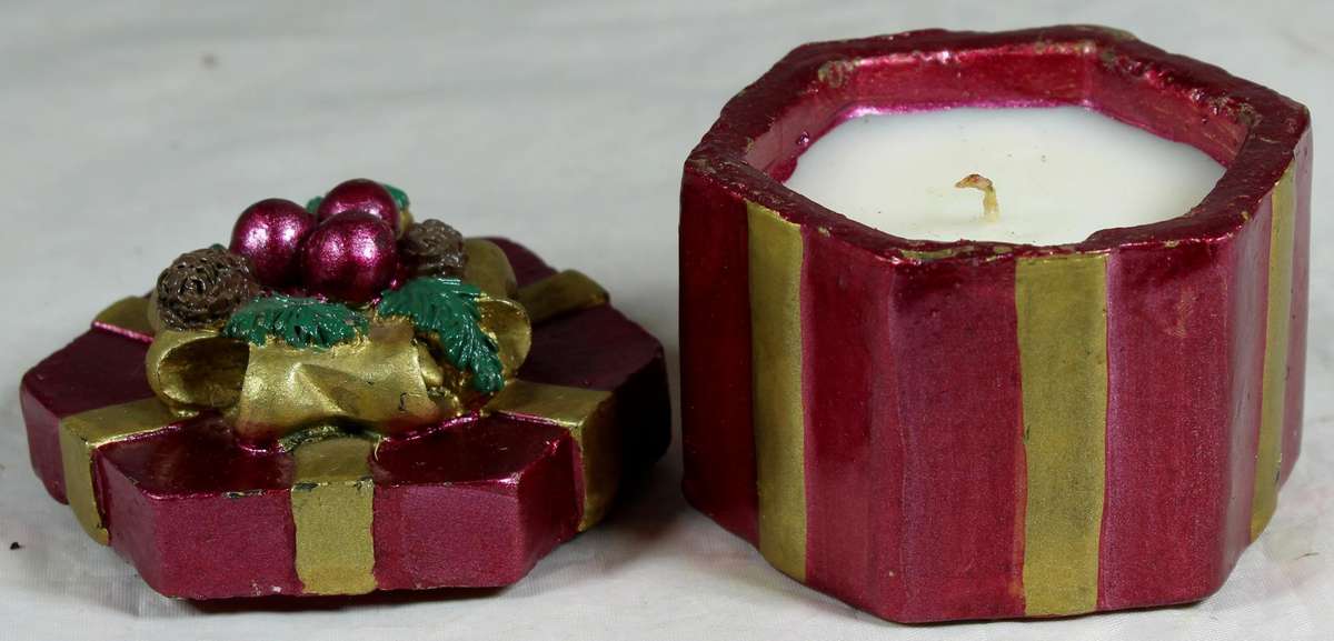Gift themed candle