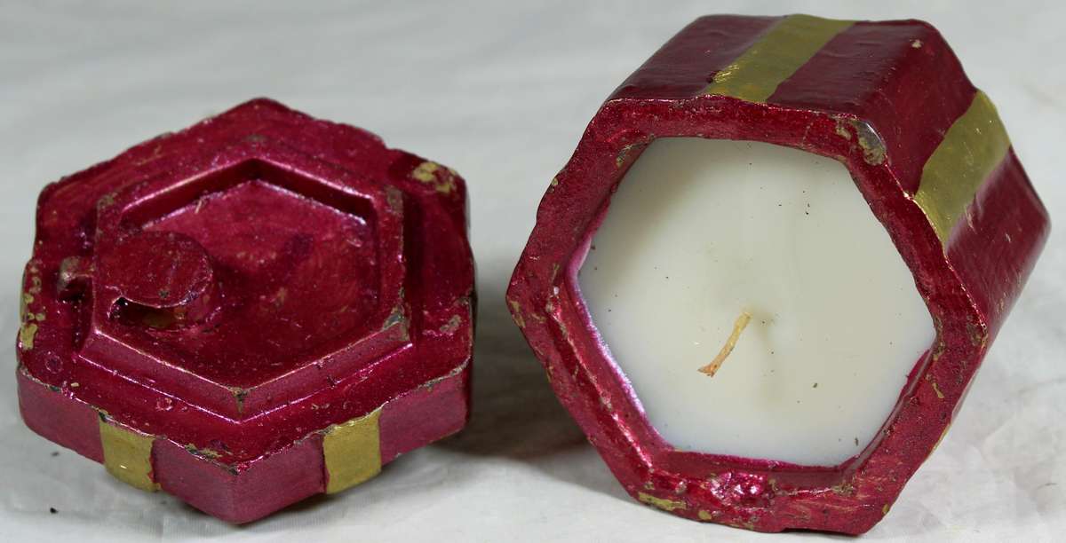 Gift themed candle