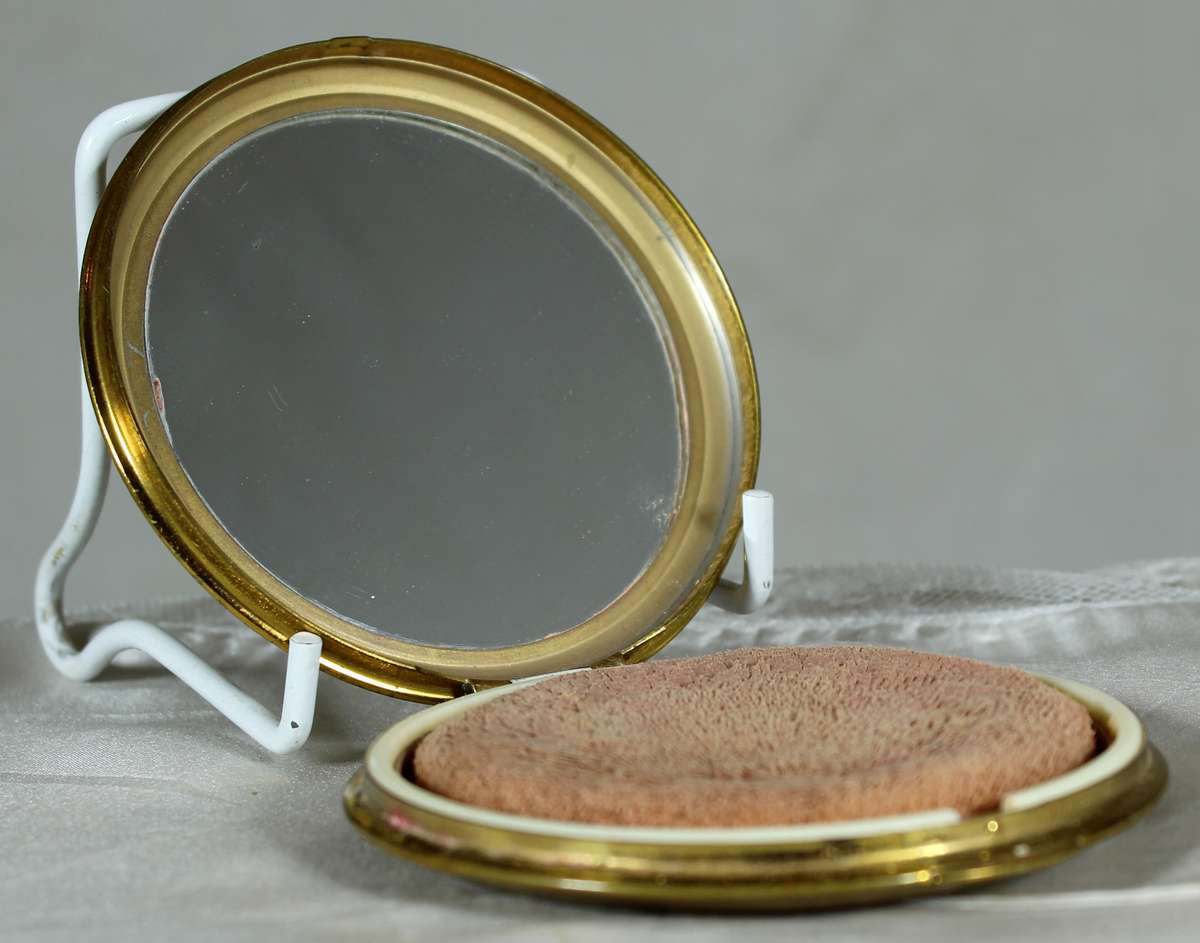 Powder compact - Flowers on gold base