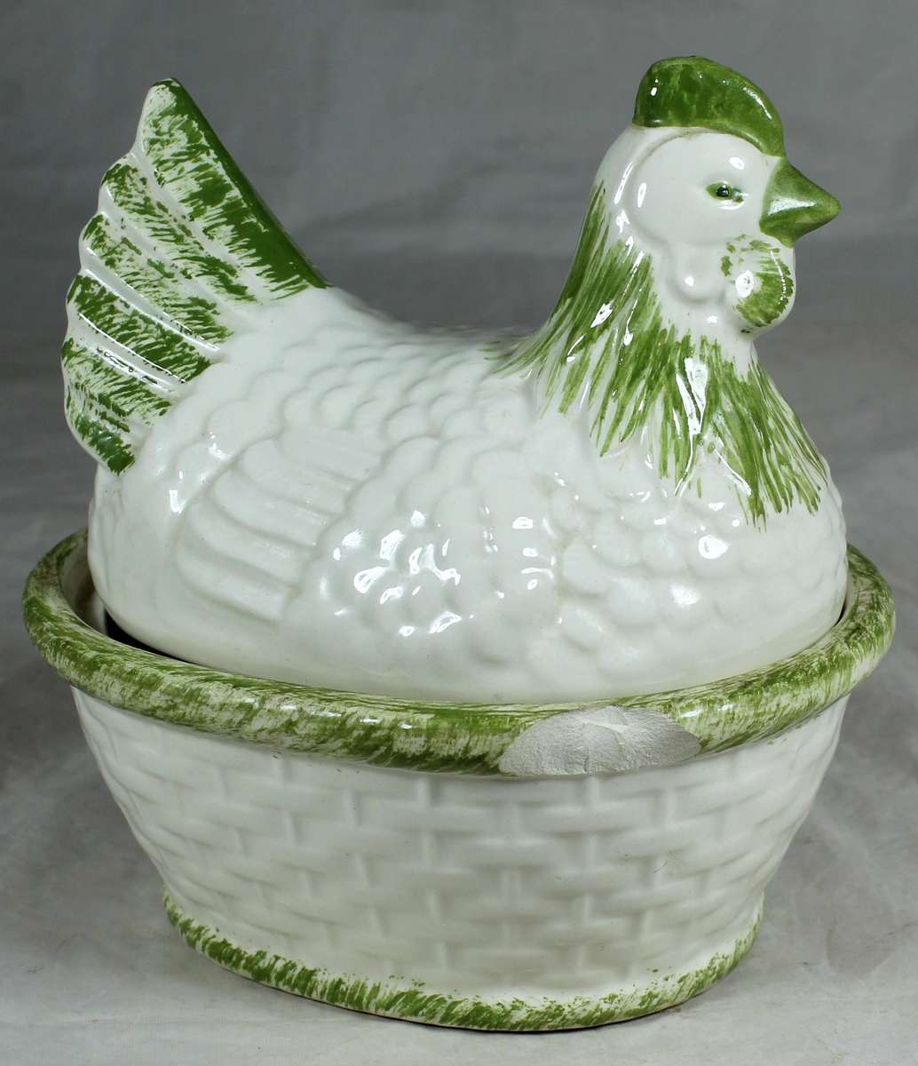 Bowl with chicken shaped lid