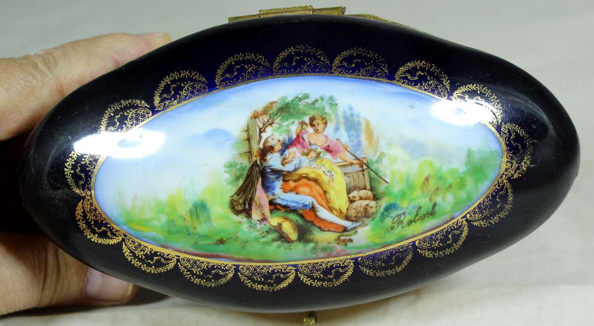 Saschen lidded porcelain container