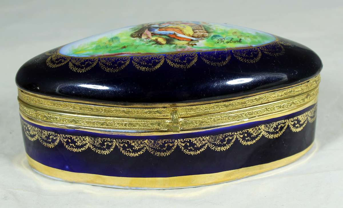 Saschen lidded porcelain container