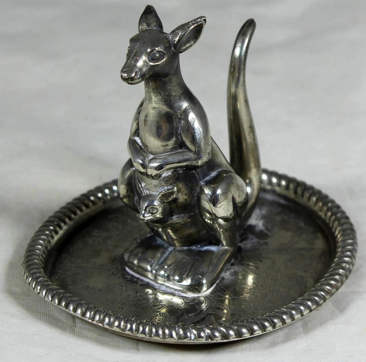 Kangaroo ring holder