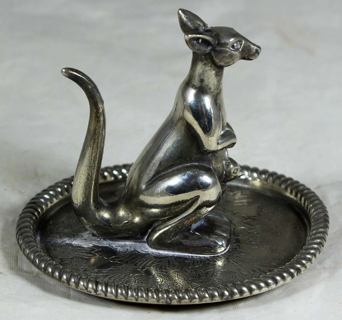 Kangaroo ring holder