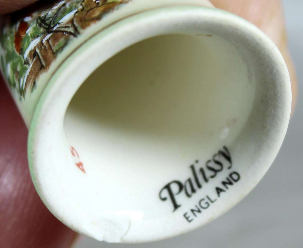 Bone China thimble - red breasted bird - Pallisy