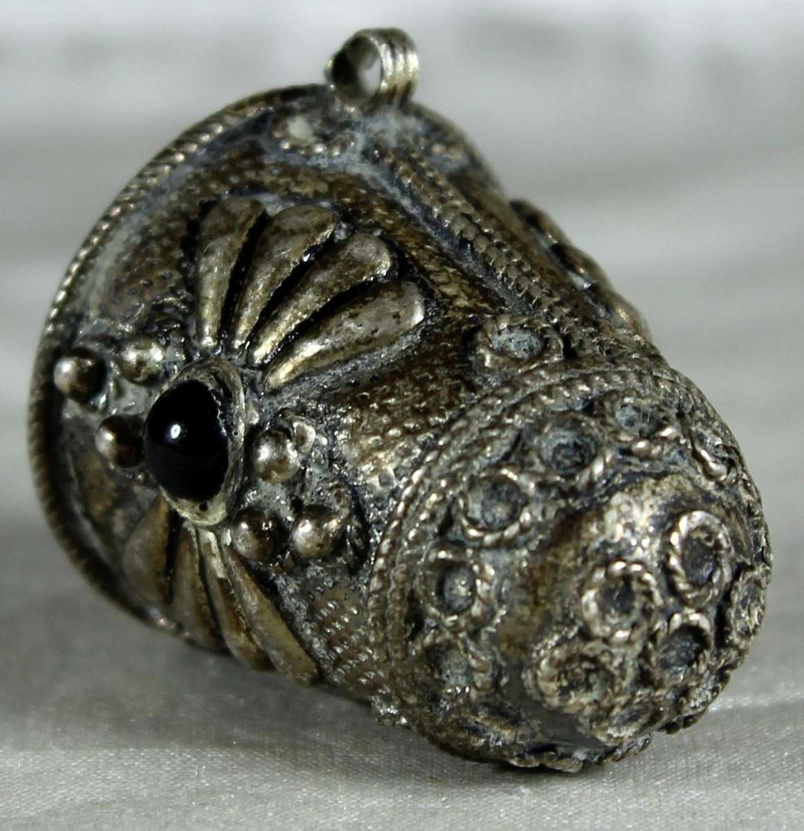 Antique silver thimble - Marked 925 - Onyx and chatelaine chain fitting