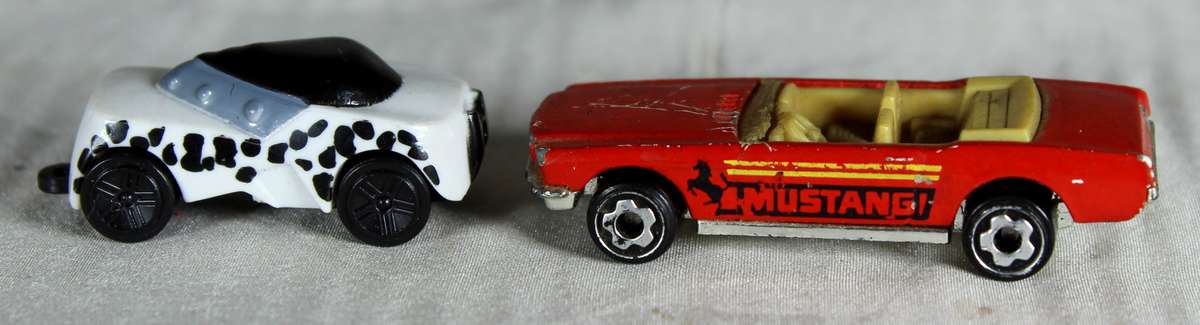 Hotwheels - Micro Car - Metal - Mustang & Plastic Racer