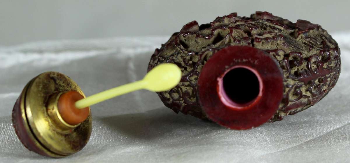 Cinnebar style perfume/ snuff bottle