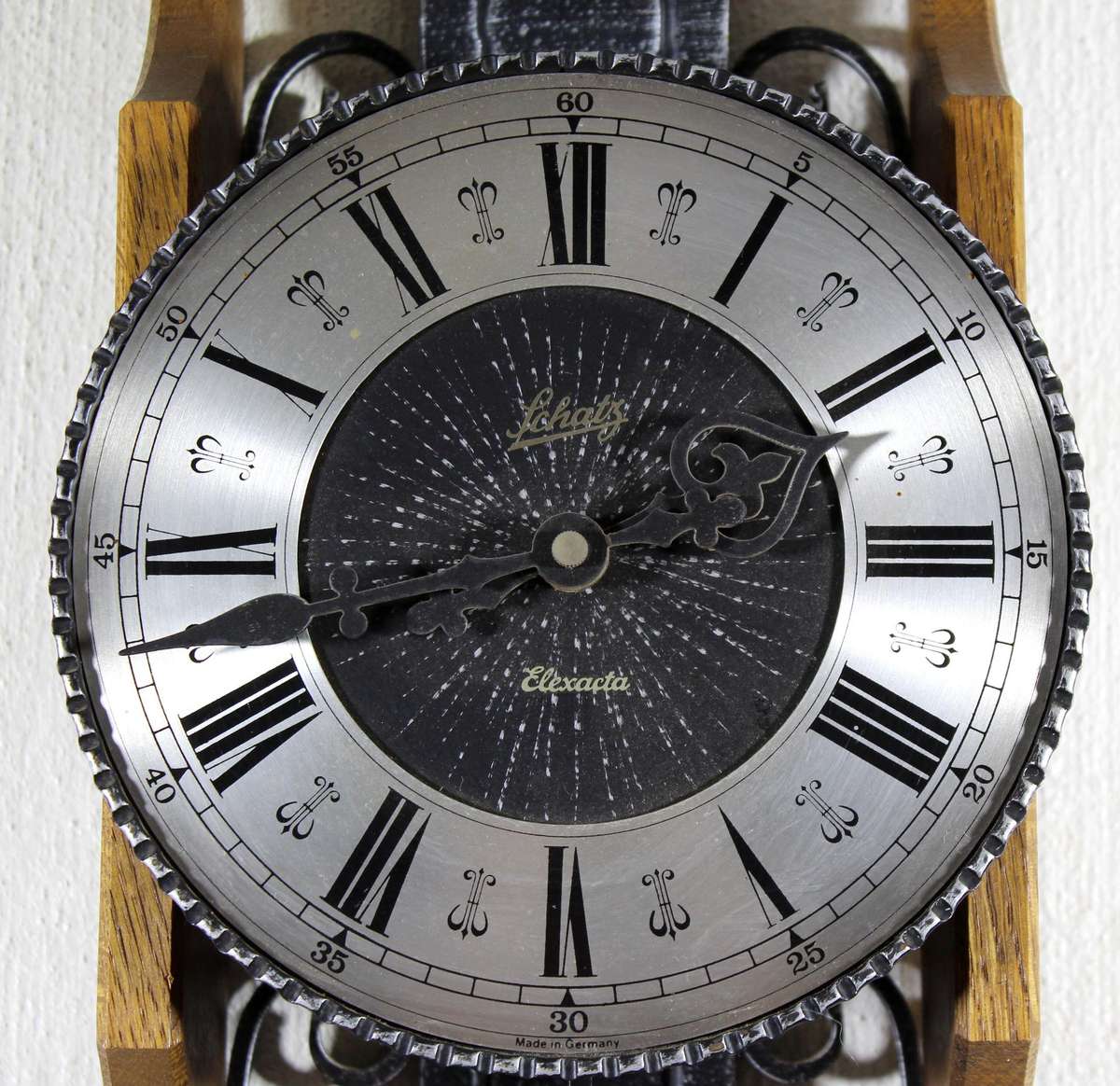 Vintage looking metal and wood clock - Battery operated