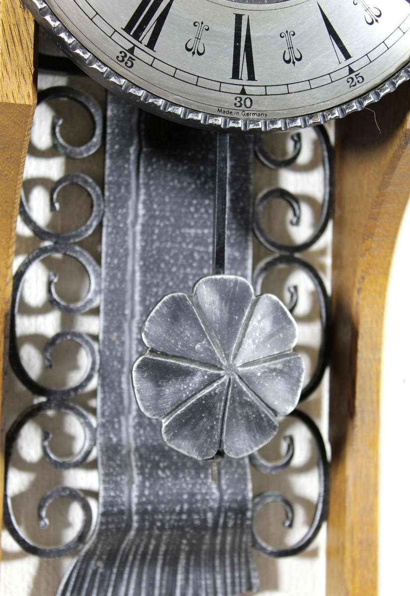 Vintage looking metal and wood clock - Battery operated