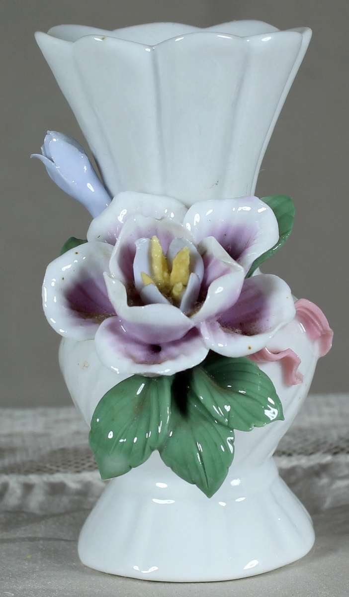 Small posy vase with large flower