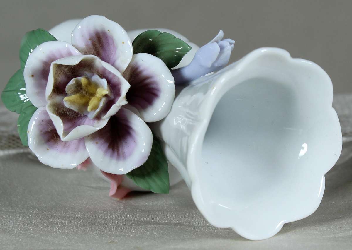 Small posy vase with large flower