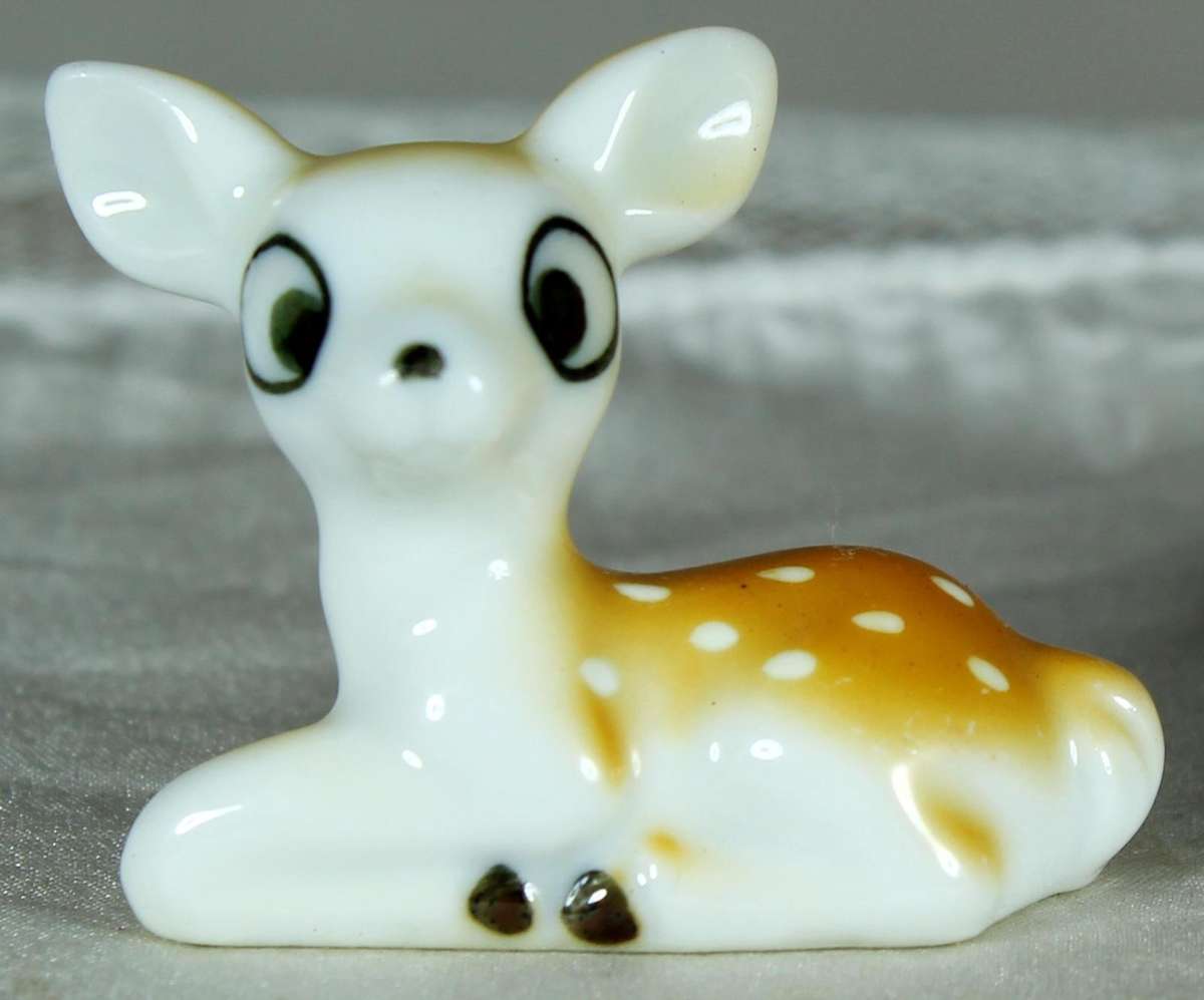 Miniature doe laying down - Ceramic